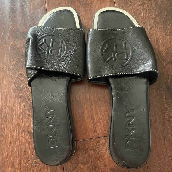 New DKNY Baby Black Embossed Signature Leather Slides sandals size 8.5 - Picture 2 of 6